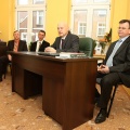 Leszek Redzimski za biurkiem w nowym biurze. Fot. Daniel Frymark