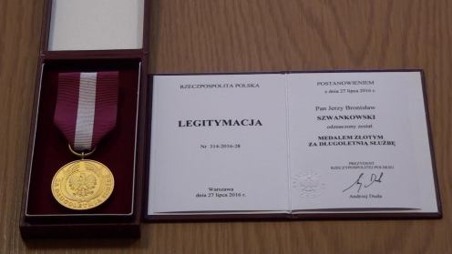 Jerzy Szwankowski z Tucholi  z medalem od prezydenta RP
