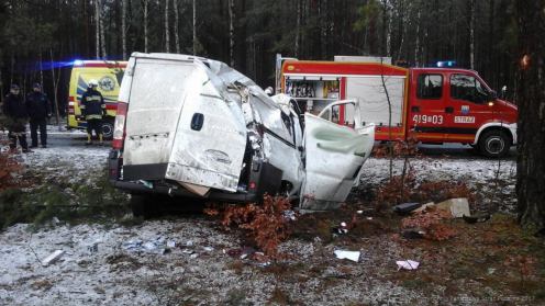 Wypadek na drodze Czersk-Brusy. Kierowca był zakleszczony w pojeździe