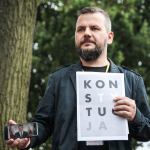 Organizator protestu Artur Murias, w telefonie orędzie prezydenta Andrzeja Dudy.