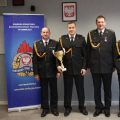 Zdjęcie: strażacy Złoci medaliści z Kwidzyna wraz z komendantem powiatowym PSP w Chojnicach. Fot. KP PSP w Chojnicach
