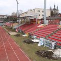 Montaż zadaszenia nad kolejnymi sektorami stadionu najprawdopodobniej nie zostanie zakończony przed 2 marca. Fot. Wojciech Piepiorka