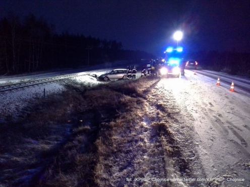 Audi wypadło z drogi na trasie Chojnice-Brusy. Jedna osoba poszkodowana