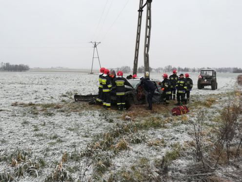 Nietypowy wypadek w Objezierzu. Kierowca wypadł z drogi i wjechał pomiędzy nogi słupa energetycznego