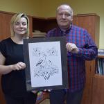 Piotr Furtak i Katarzyna Peciak trzymają jeden z wystawionych na licytację przedmiotów - obraz 