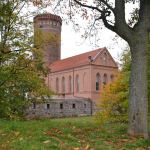 Wieża zamku wysokiego w Człuchowie, na pierwszym planie dobudowany do niej w XIX w. kościół fot. Wojciech Piepiorka
