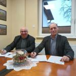 Proboszcz Marek Weltrowski i wójt Jacek Warsiński podczas podpisania umowy na dotację, fot. UG w Konarzynach