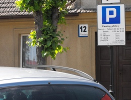 Płatna strefa parkowania w centrum Kamienia Kraj. 