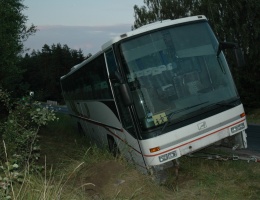 Autokar przewożący dzieci wpadł do rowu