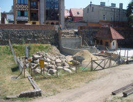Trwa budowa baszty w chojnickiej fosie miejskiej