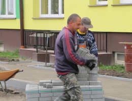 Nowe chodniki, garaże i plac zabaw
