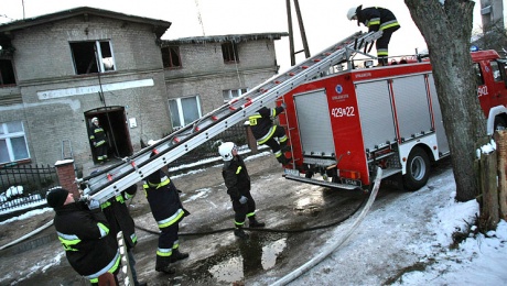 Pożar budynku mieszkalnego (ZDJĘCIA)