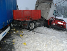 TIR zmiótł z drogi opla vectrę (ZDJĘCIA)