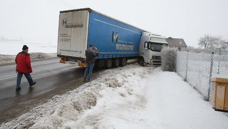 Tir wbił się w ogrodzenie (ZDJĘCIA)