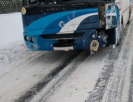 Autobus z uczniami uderzył w ogrodzenie