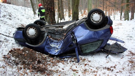 Corsa owinęła się wokół drzewa (ZDJĘCIA)