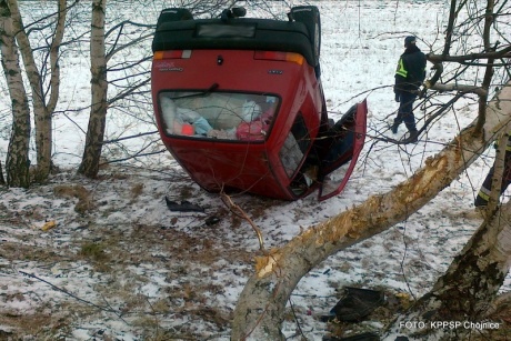 Cinquecento stoczyło się ze skarpy (ZDJĘCIA)