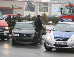 Zderzenie na skrzyżowaniu: ford kontra polo (ZDJĘCIA)