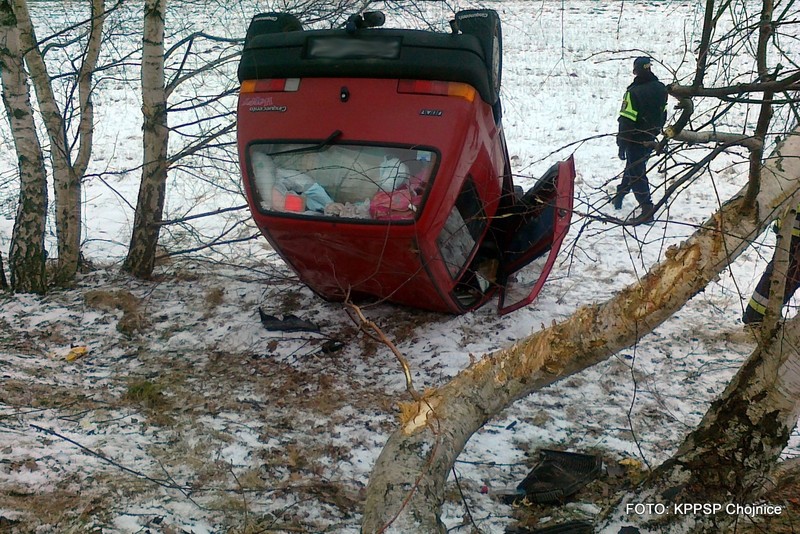 Cinquecento stoczyło się ze skarpy ZDJĘCIA
