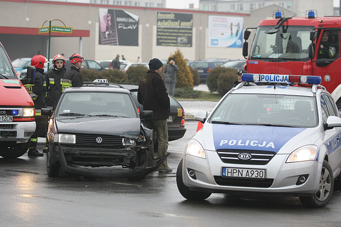 Zderzenie na skrzyżowaniu ford kontra polo ZDJĘCIA