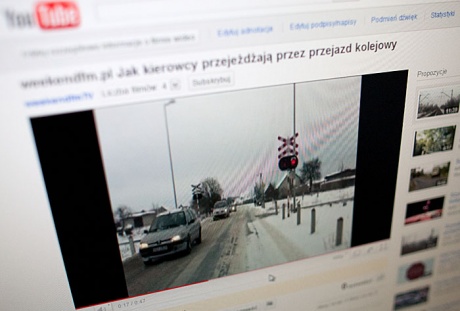 Zobacz co robią kierowcy na przejazdach kolejowych! (WIDEO)
