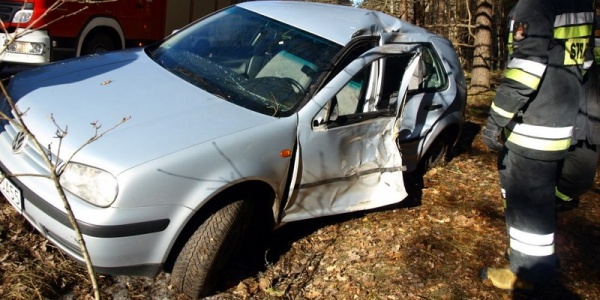 Golf wylądował w rowie (FOTO)