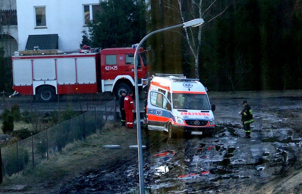 Karetka nie dojechała do chorej. Ugrzęzła w błocie (FOTO, WIDEO)