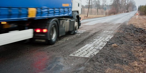 Płyty jumbo na drodze wojewódzkiej nr 212 (FOTO)