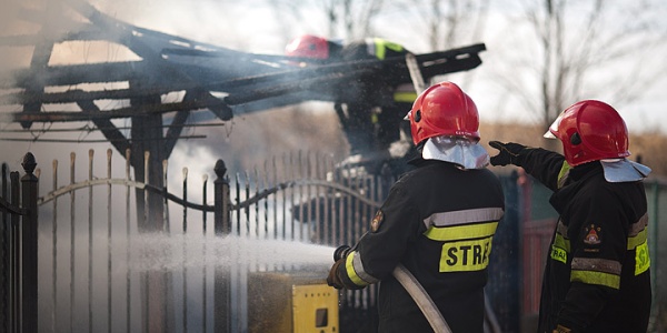 Osiedle w kłębach dymu (FOTOGALERIA, WIDEO HD)