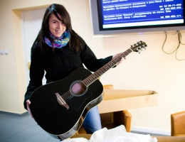 Dziewczyna i chłopak z gitarami