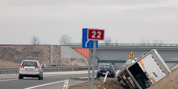 Uwaga kierowcy. Ciężarówka w rowie (FOTO)