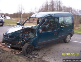 Kangoo zatrzymał sie na drzewie (FOTO)
