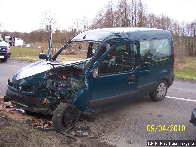 Kangoo zatrzymał sie na drzewie FOTO