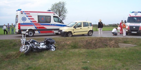 Zderzenie pandy z motocyklem. Troje rannych (FOTO)