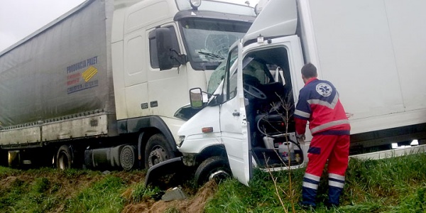 Zderzenie ciężarówki i auta dostawczego (FOTO)