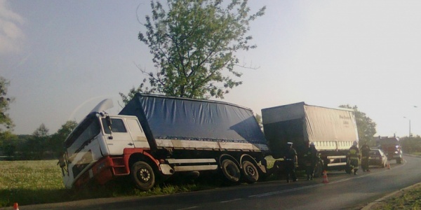 Ciężarówka w rowie (FOTO)