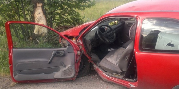 Uderzyła corsą w drzewo (FOTO)