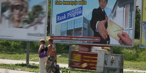 Wójt z kopertą przy rondzie