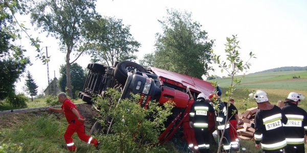 Ciężarówka w rowie (FOTO)