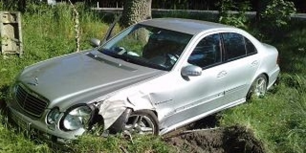 Mercedes nie dał rady w polu (FOTO)