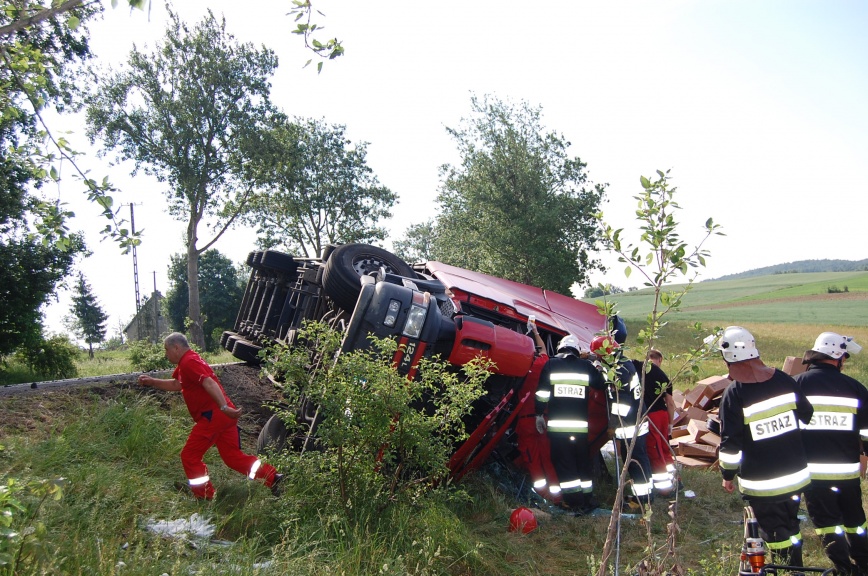 Ciężarówka w rowie FOTO