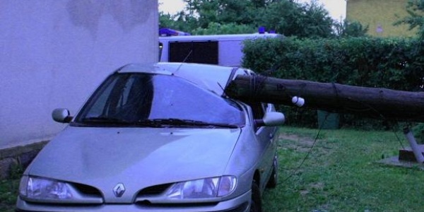 Słup na samochodzie? O dziwo, to nie tornado