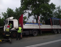 Zderzenie małej osobówki z ciężarowym 