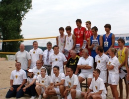 Grali w siatkówkę nad jeziorem Mochel (FOTO)