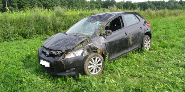 Toyota dachowała. Za kierownicą 19-latka (FOTO)