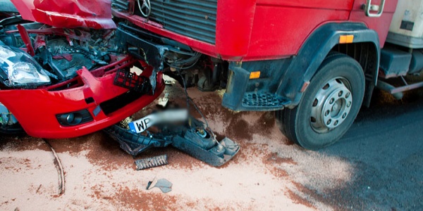 Suzuki wpadło pod ciężarówkę (AKTUALIZACJA, FOTO)