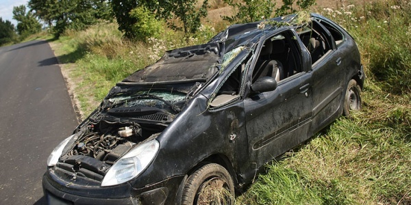 Citroen dachował przy bocznej drodze (FOTO)