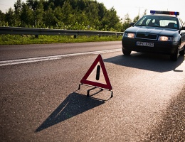 Audi uderzyło w skarpę. 24-latek nie żyje