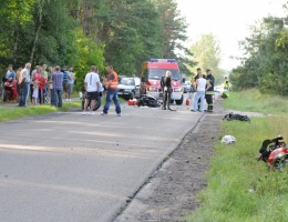 Motocyklista uderzył w tył samochodu