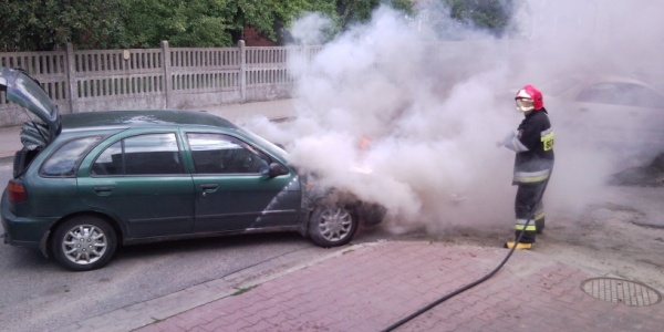 W Chojnicach spłonęła almera (FOTOGALERIA)